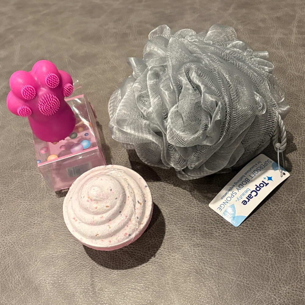 Bath & Body Works Confetti Cupcake Fizzy and 2 Sponges